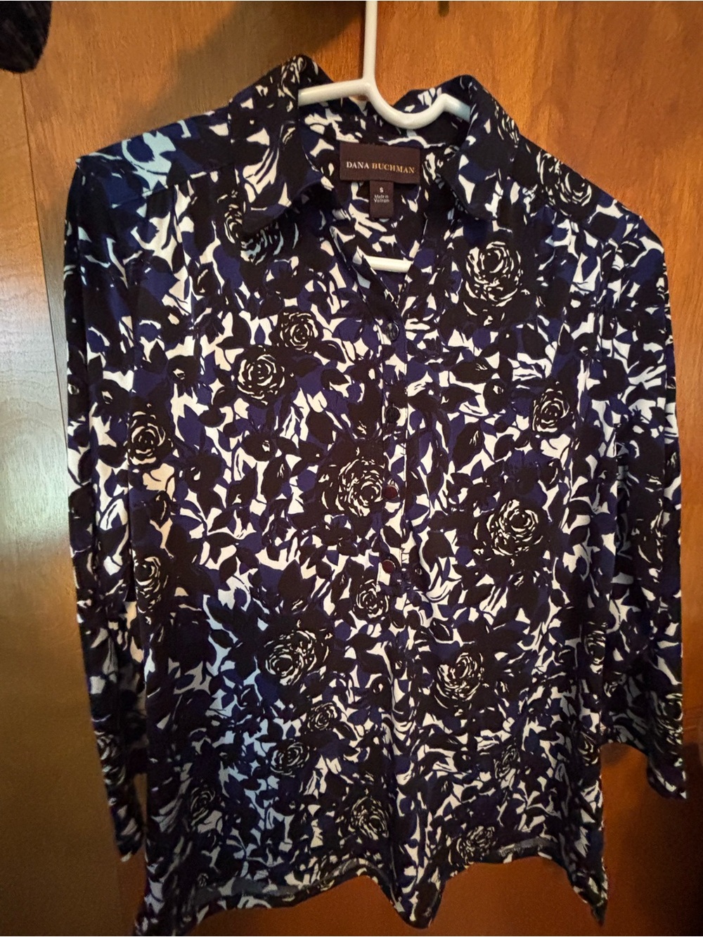Dana Buchman women’s  Navy Floral black and white 4 button top